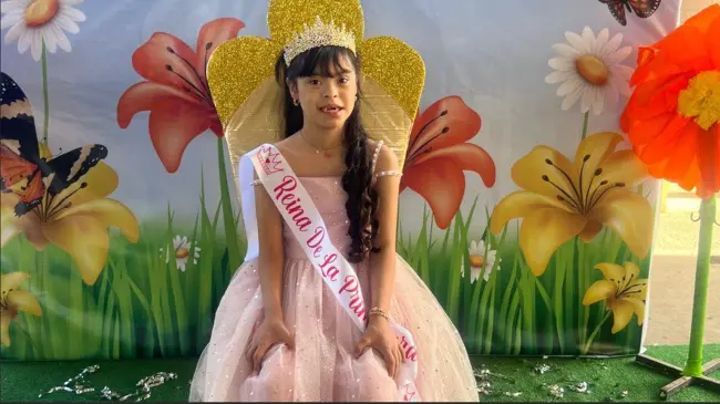 Miranda Salcido es la reina de la primavera del la primaria Renato Vega Amador en Villaverde.