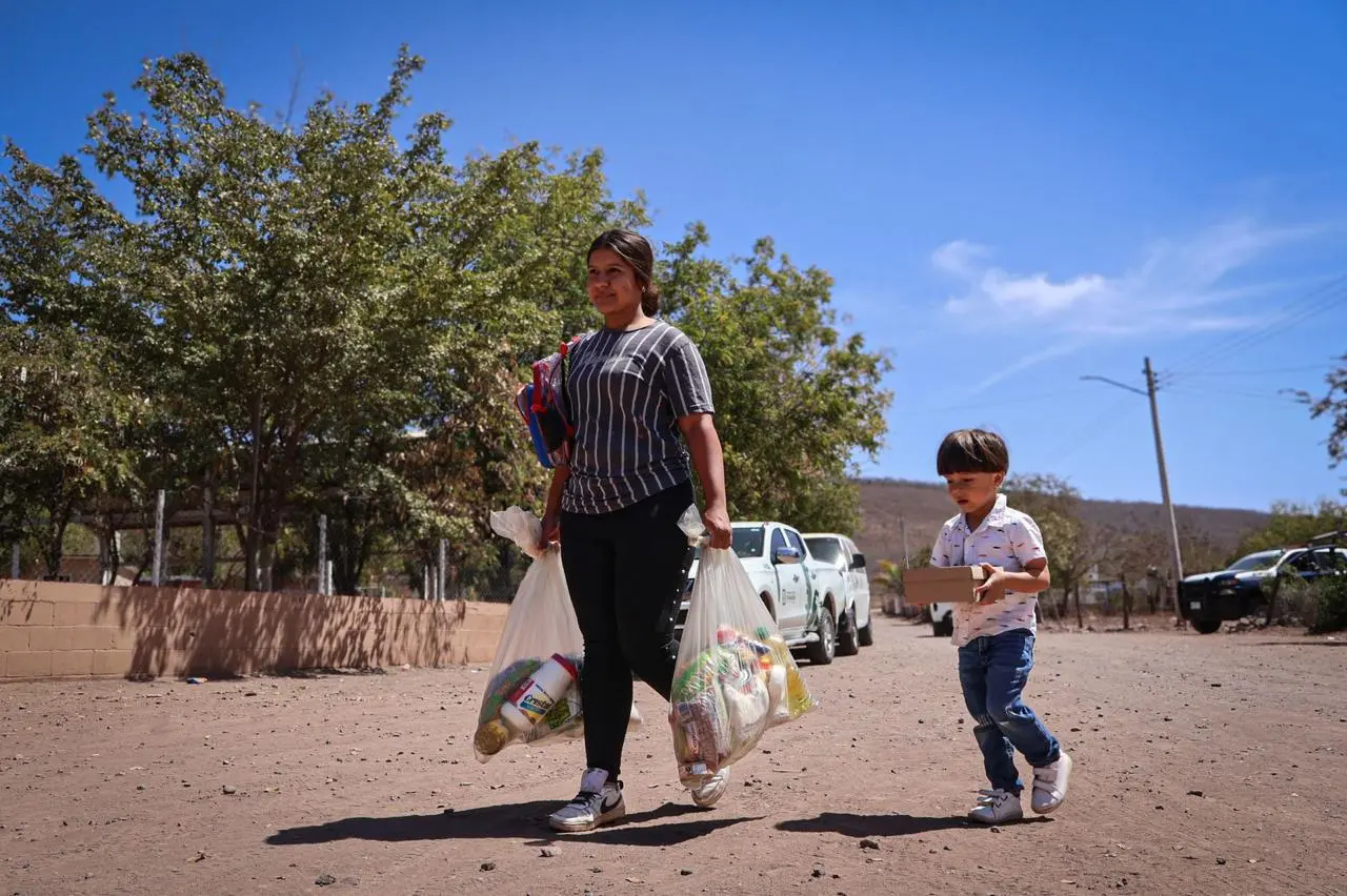 El apoyo del DIF Culiacán a las comunidades de La Chilla, Las Flores y El Walamito contribuye al bienestar de las familias, ofreciendo despensas y calzado escolar para los más pequeños.