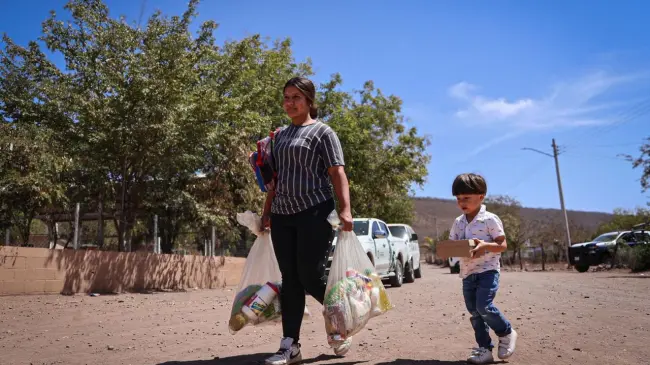 El apoyo del DIF Culiacán a las comunidades de La Chilla, Las Flores y El Walamito contribuye al bienestar de las familias, ofreciendo despensas y calzado escolar para los más pequeños.