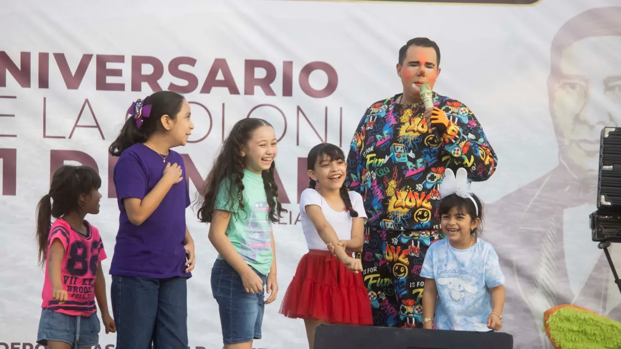 El payasito Tetulín, con su carisma y simpatía, hizo reír a chicos y grandes con sus juegos y chistes en el festejo del 51 aniversario de la colonia 21 de Marzo.
