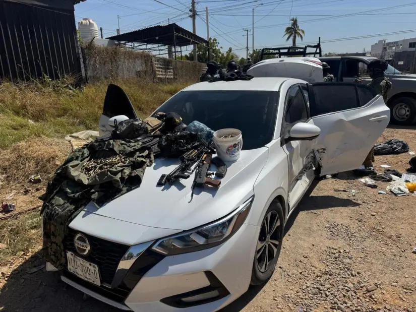 Decomiso de armas y autos en Mazatlán.