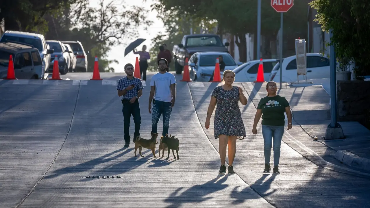 La pavimentación de la calle Valentín Canalizo mejora la calidad de vida en la colonia Lázaro Cárdenas en Culiacán.