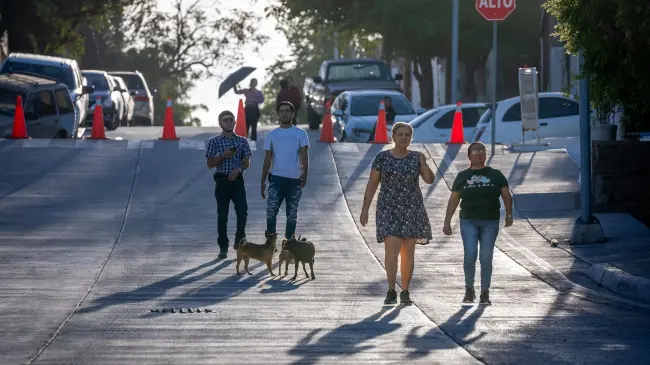 La pavimentación de la calle Valentín Canalizo mejora la calidad de vida en la colonia Lázaro Cárdenas en Culiacán.