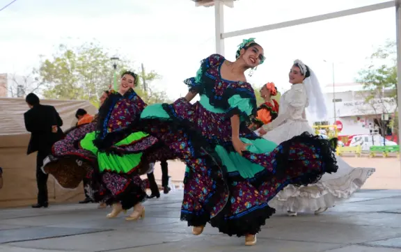 Compañía Folclórica Sinaloense lleva tradición y alegría a Colinas de la Rivera