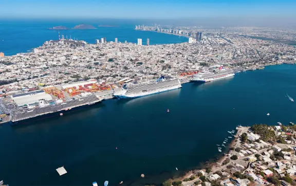 Mazatlán recibe a tres grandes cruceros con un total de 11,895 turistas