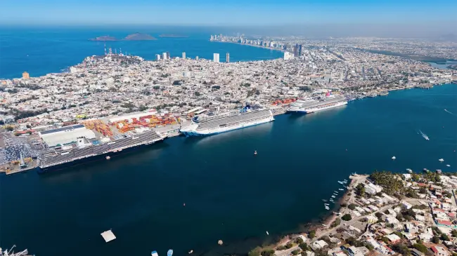 Llegada tres grandes cruceros al puerto de Mazatlán. Foto. cortesía