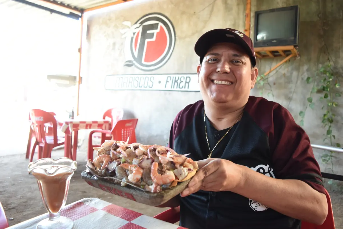 Eduardo Bernal, ‘El Fiker’, comparte su increíble historia desde su restaurante de mariscos ubicado en Alberto Terrones No.3828, en la colonia Esthela Ortiz de Toledo. / Imágenes de Lino Ceballos