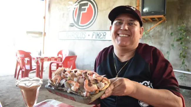 Eduardo Bernal, ‘El Fiker’, comparte su increíble historia desde su restaurante de mariscos ubicado en Alberto Terrones No.3828, en la colonia Esthela Ortiz de Toledo. / Imágenes de Lino Ceballos
