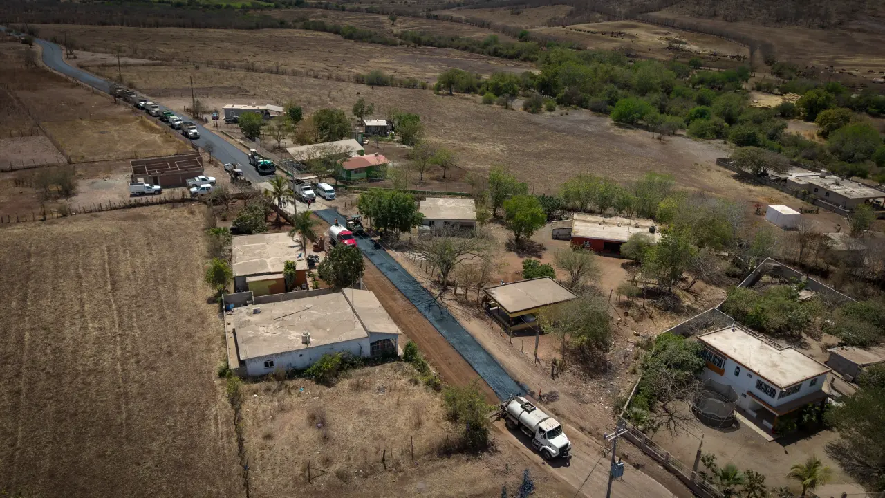Obras de reencarpetado y rehabilitación en La Chilla y el fraccionamiento Valencia transforman las calles de Culiacán en espacios más seguros y cómodos.