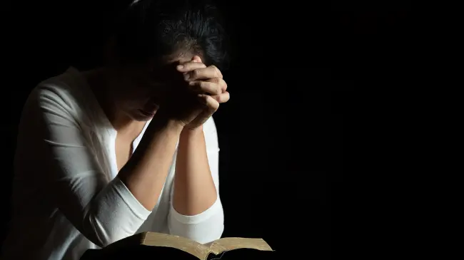 Estas son las oraciones que puedes hacer por la noche del Jueves Santo. Foto: Freepik.