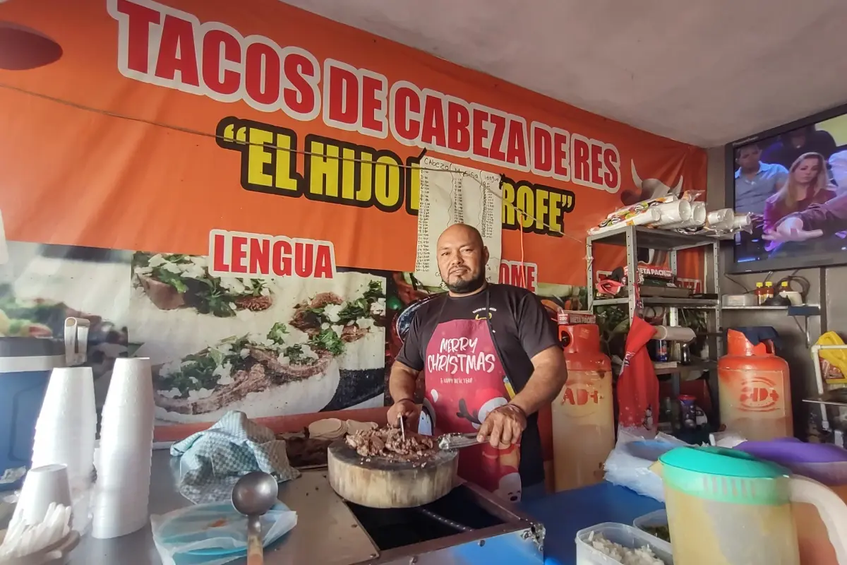 Juan José Nidome atiende personalmente la taquería que inició hace 17 años por la Hilario Medina, casi esquina con Alberto Terrones, en la colonia Pemex. Imágenes de Francisco Castro.