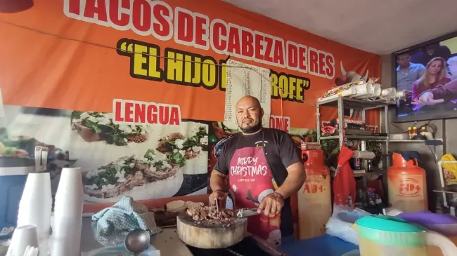 Juan José Nidome atiende personalmente la taquería que inició hace 17 años por la Hilario Medina, casi esquina con Alberto Terrones, en la colonia Pemex. Imágenes de Francisco Castro.