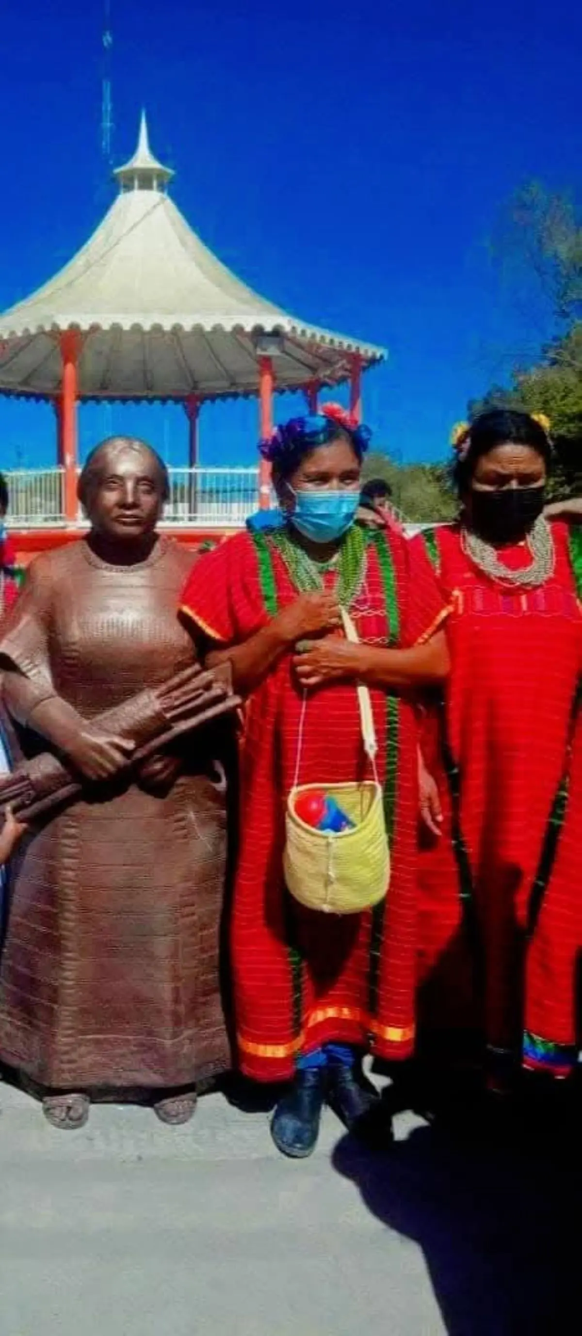 La etnia triqui es distintiva por sus vestuarios femeninos de rojo intenso
