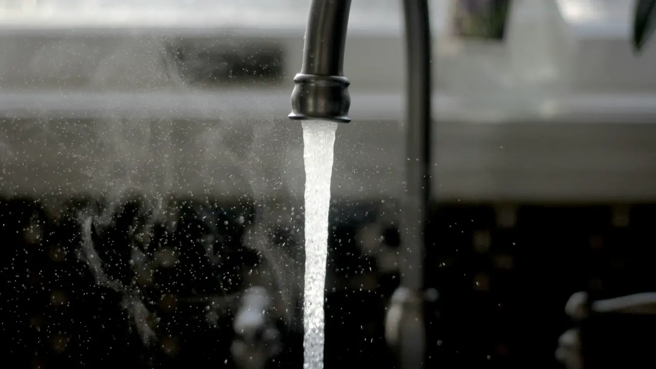 Se recomienda guardar agua con anticipación. Foto: Unsplash