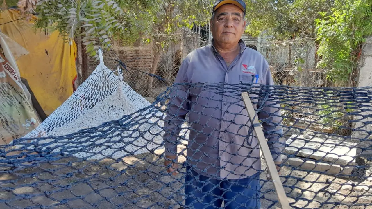 Hugo Pacheco trabaja duro para que otros descansen. 2 décadas tejiendo hamacas