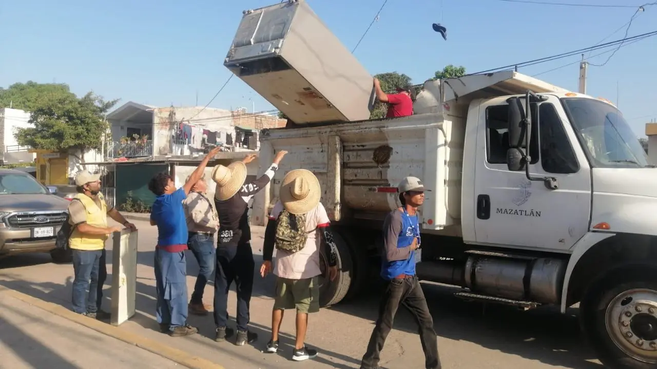 Personal de Obras Públicas accionando para mantener las calles de Mazatlán limpias. Foto: Cortesía.
