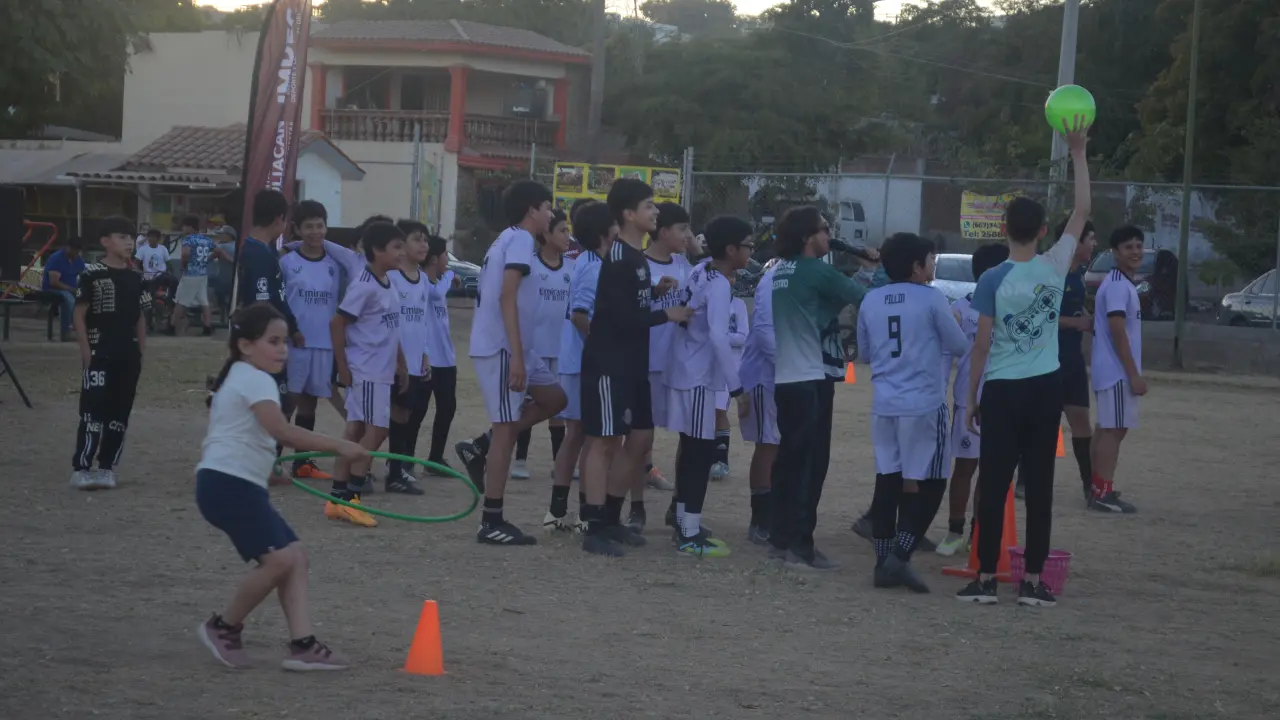 Diversión y unión familiar marcaron la jornada deportiva, fortaleciendo la convivencia en la Buenos Aires, Culiacán. Foto: Juan Madrigal