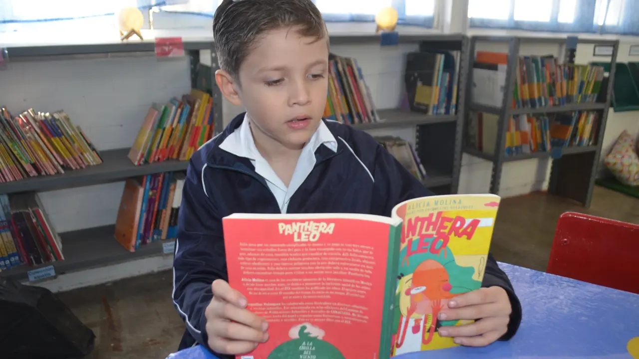La magia de los libros espera a los estudiantes de la primaria Manuel Ignacio Altamirano, sembrando en ellos la semilla del conocimiento y la imaginación. Foto: Juan Madrigal