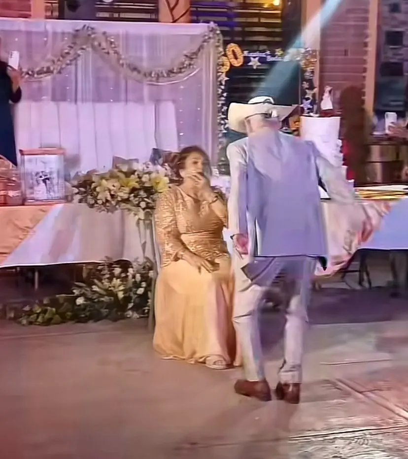 Pareja que se hizo viral en Tiktok en su Boda de Oro.