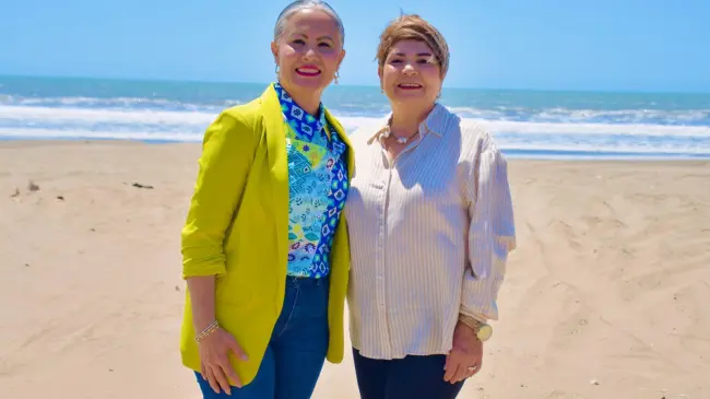 La presidenta municipal de Salvador Alvarado, Lupita López González y la presidenta municipal de Guasave, Cecilia Ramírez Montoya, se reunieron en la playa Bellavista. Foto: cortesía