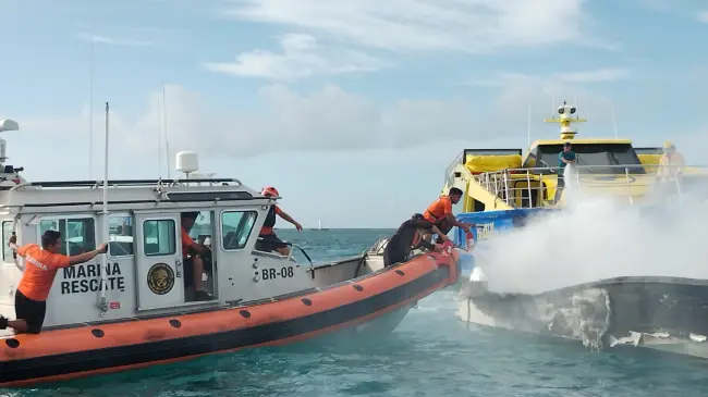Eficaz respuesta de la Armada de México salva embarcación y protege el mar en Isla Mujeres.