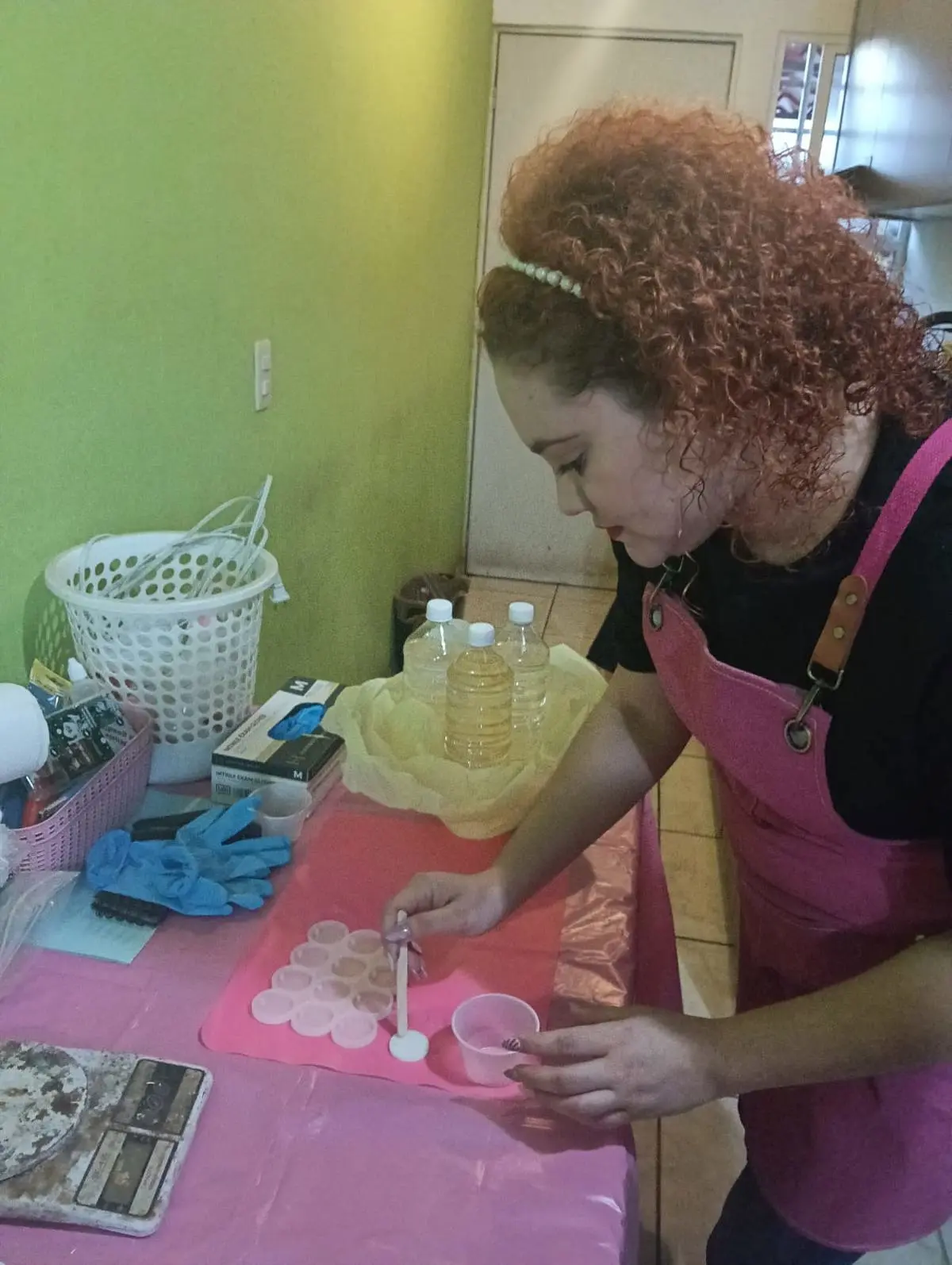 Cada trabajo lo realiza con mucho esmero y dedicación.