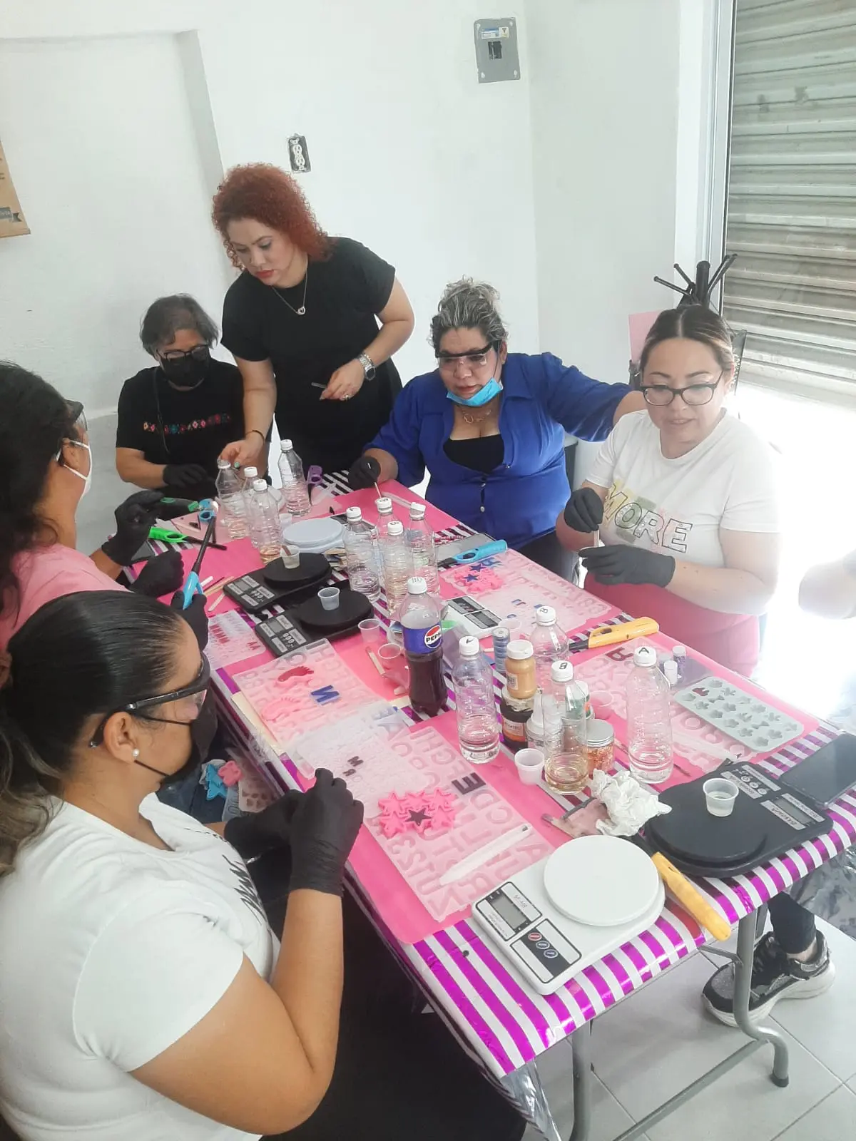 Libeth realiza cursos para enseñar a otras personas a trabajar la resina epóxica.