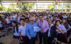 Rubén Rocha Moya entrega equipo y anuncia construcción de aulas en la ETI No. 1 de Culiacán
