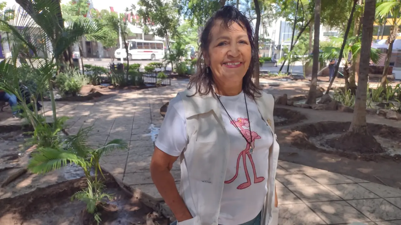 Con muy buen ánimo Marisela Audelo llega hasta los jardines de la Plazuela Obregón, junto a Catedral para sanar dolores y aliviar los malestares del alma.