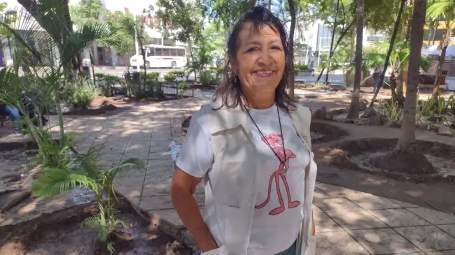 Con muy buen ánimo Marisela Audelo llega hasta los jardines de la Plazuela Obregón, junto a Catedral para sanar dolores y aliviar los malestares del alma.