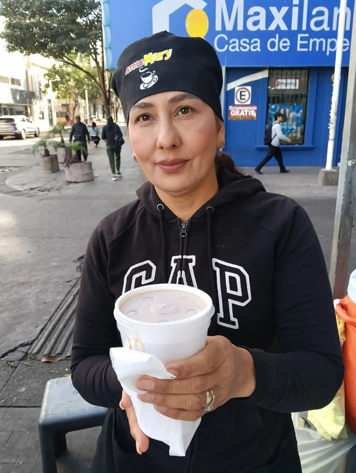 Mary ofrece sus bebidas a las personas que llegan con necesidad y no les cobra ni un peso, señal de su generosidad.