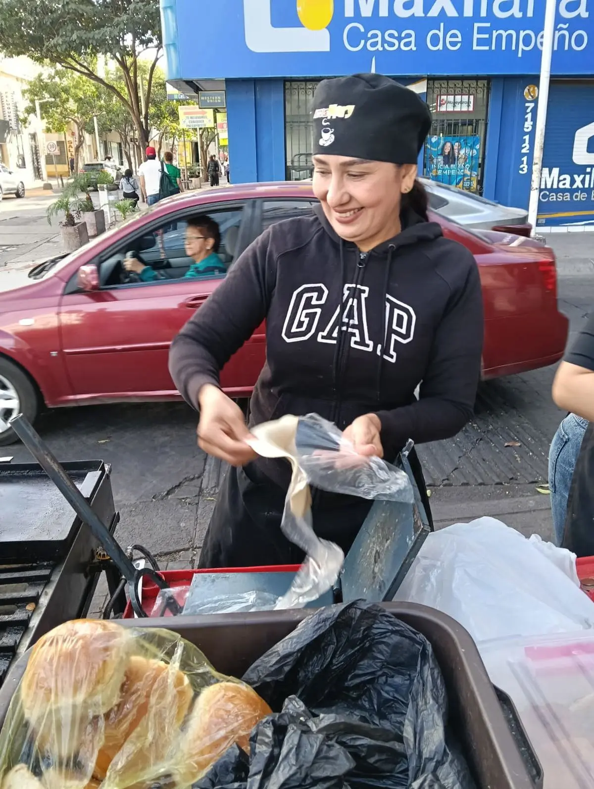 Muy trabajadora Mary Carmen trabaja desde muy temprano en su negocio.