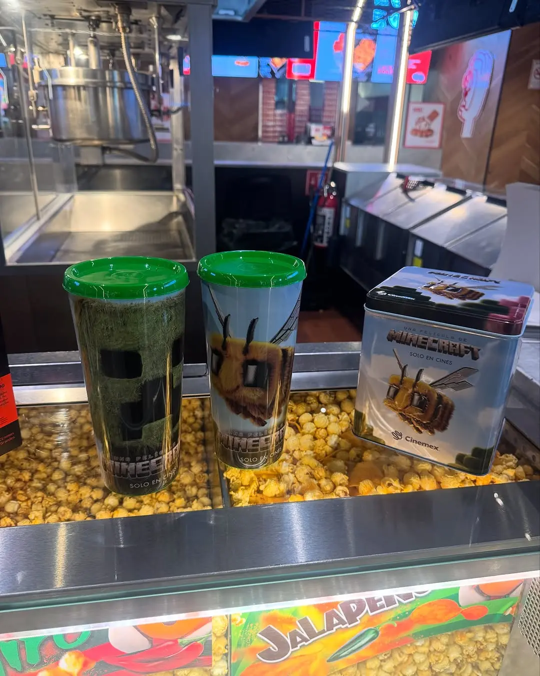 Vaso y palomera de la película de Minecraft de Cinemex Foto: hughdraco Instagram