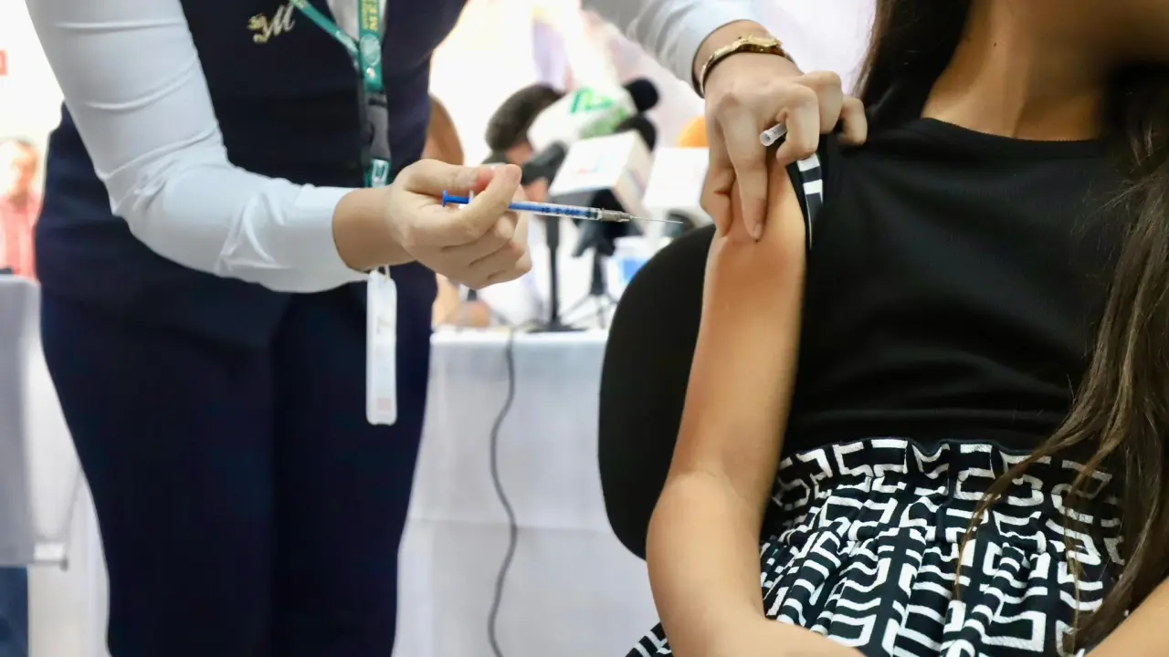 Exitosa vacunación contra influenza y COVID-19 en Sinaloa. Finalizó la jornada de vacunación, pero aún puedes inmunizarte en tu unidad médica más cercana.