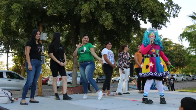 Una tarde llena de risas, juegos y participación familiar que reafirma el valor del arte como herramienta de unión y alegría comunitaria con la Payasita Fify en el Parque Culiacán 87.