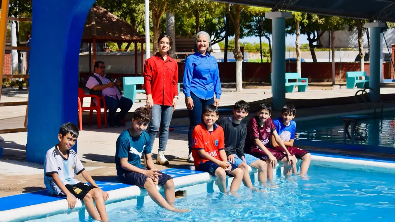 Directora del DIF municipal, Rosalinda Cruz Huitrón, abre al público la alberca municipal para el disfrute de las familias en esta temporada. Foto: Cortesía.