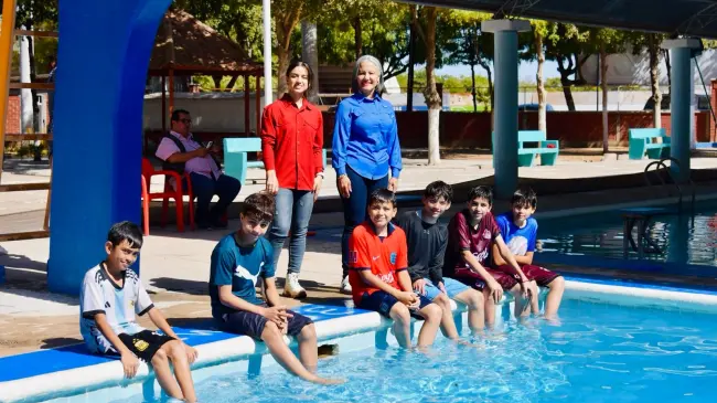 Directora del DIF municipal, Rosalinda Cruz Huitrón, abre al público la alberca municipal para el disfrute de las familias en esta temporada. Foto: Cortesía.