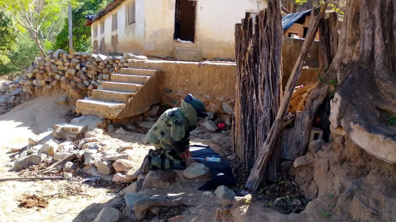 Aseguran a 4 civiles, armas y explosivos en Escuinapa; destruyen explosivos en San Ignacio.