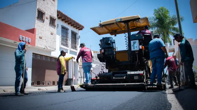 Con trabajos de reencarpetado, el Ayuntamiento de Culiacán mejora la movilidad y seguridad vial en el fraccionamiento Hacienda de La Mora..
