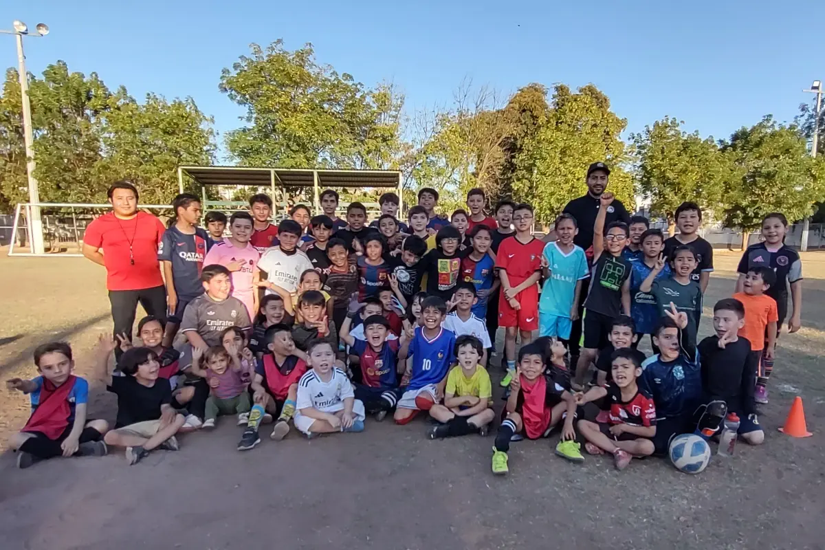 El profesor Carlos Fernando Zamora aprovecha su experiencia como exjugador profesional para inculcar futbol y valores a las nuevas generaciones.