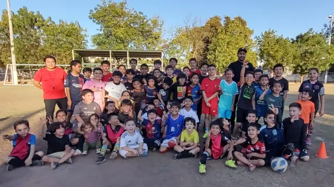 El profesor Carlos Fernando Zamora aprovecha su experiencia como exjugador profesional para inculcar futbol y valores a las nuevas generaciones.