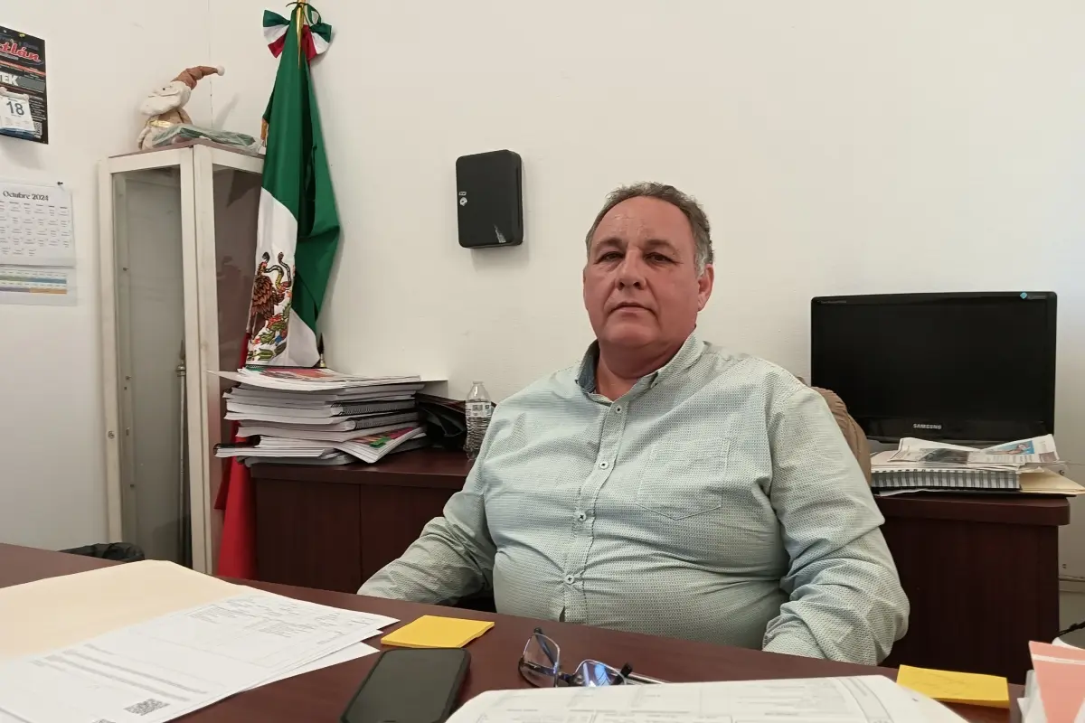 Ernesto Díaz Montoya se especializó en matemáticas y compitió por la dirección de la Secundaria Técnica No.90 de Santa Fe, fraccionamiento que conoce muy bien.