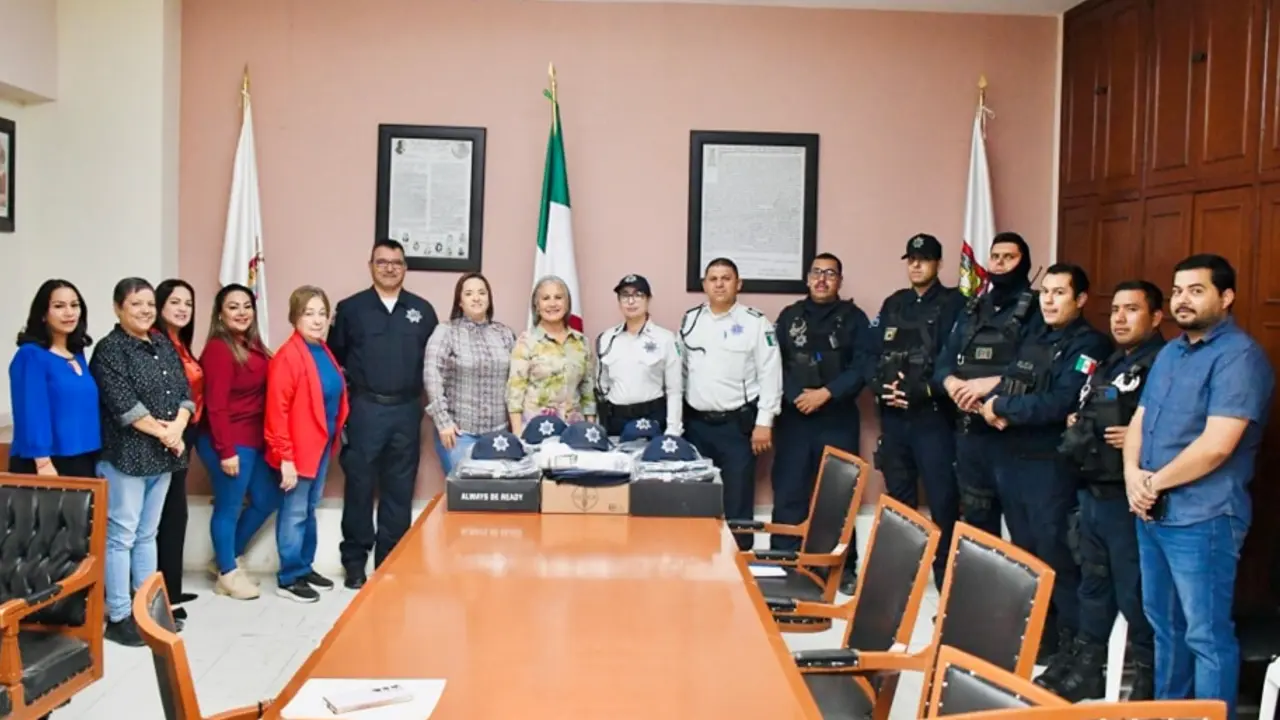 El gobierno de Salvador Alvarado entrega uniformes y calzado a los agentes de policía municipal. Foto: cortesía