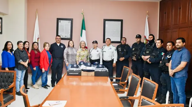 El gobierno de Salvador Alvarado entrega uniformes y calzado a los agentes de policía municipal. Foto: cortesía