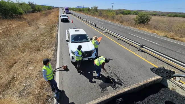 Inician trabajos de bacheo en Carretera Federal 15, que conecta Culiacán con Mazatlán. Foto: cortesía
