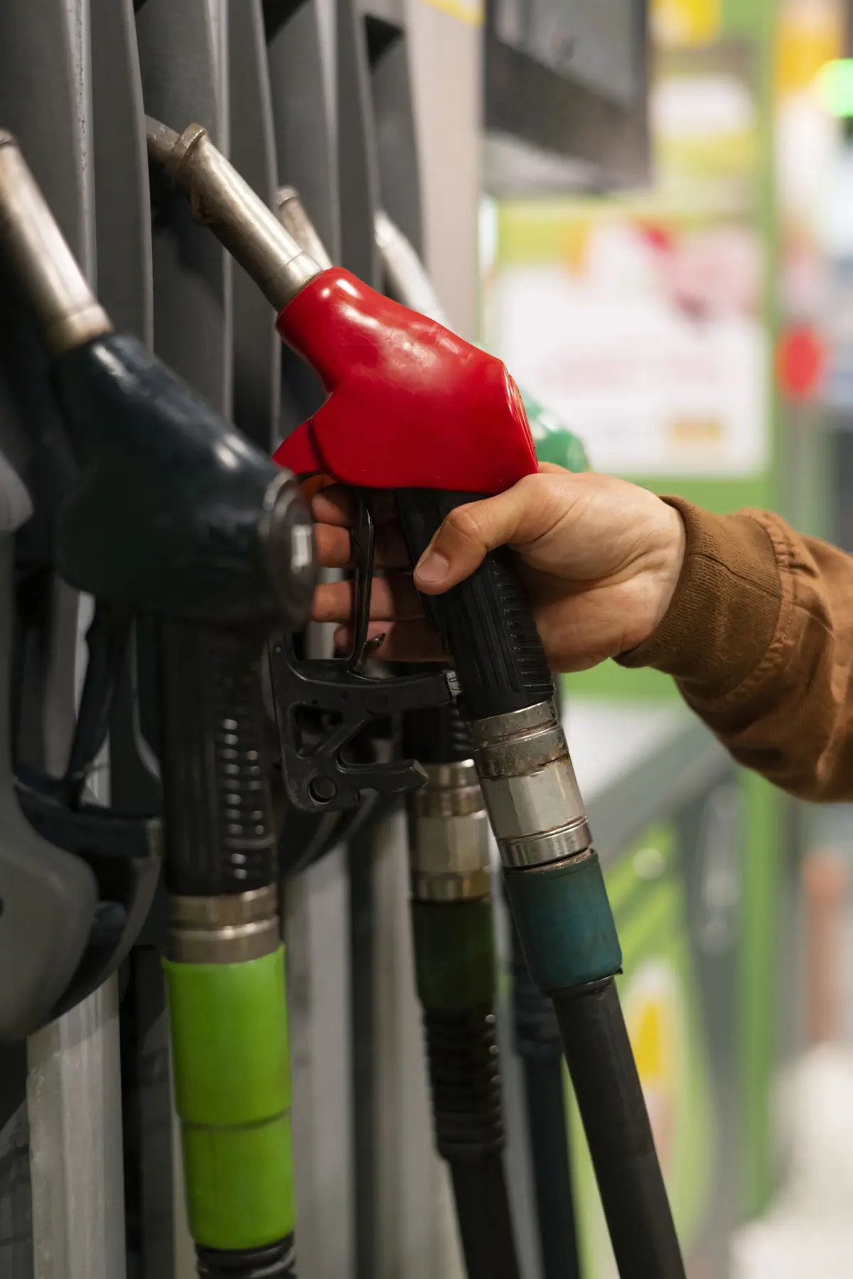 Que no te engañen y verifica que gasolinera está a un mejor precio. Foto: Freepik
