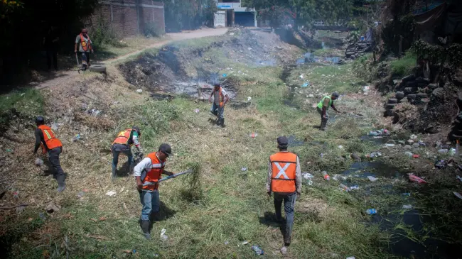 Personal municipal intensifica el desazolve del arroyos y canales en Culiacán en respuesta a reportes de riesgo por lluvias.