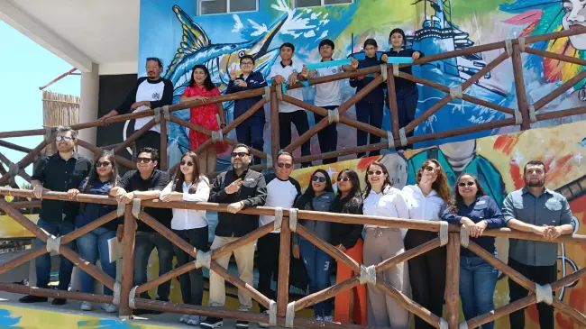 El mural Olas de Paz, es una representación de la comunidad y su estilo de vida.
