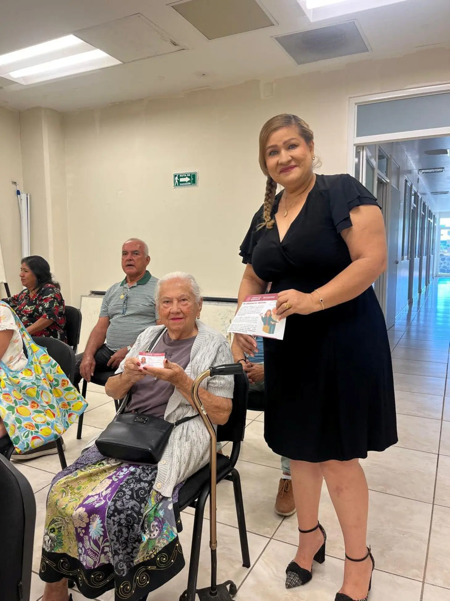 Con la tarjeta del INAPAM puedes acceder a múltiples beneficios. Foto: Cortesía