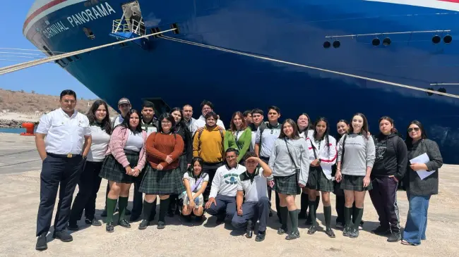 Estudiantes de Conalep La Paz conocen operación de uno de los cruceros turísticos más grandes